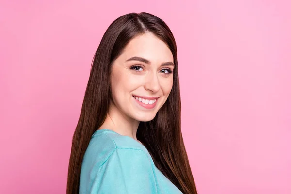 Profiel zijkant foto van charmante mooie mooie jonge vrouw goede humeur glimlach geïsoleerd op roze kleur achtergrond — Stockfoto