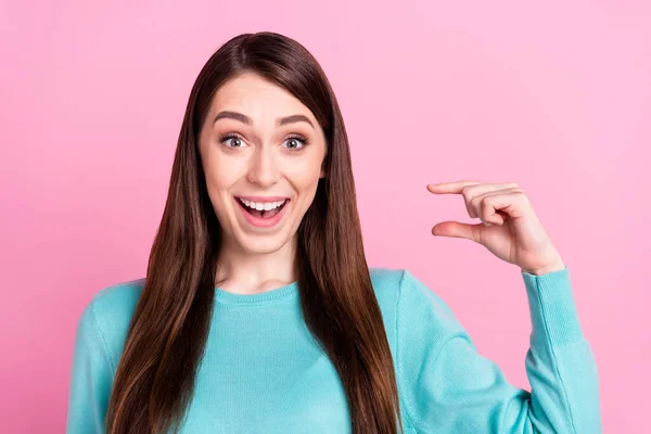 Portrait of attractive funky cheerful girl showing small sign laughing isolated over pink pastel color background — Stock Photo, Image