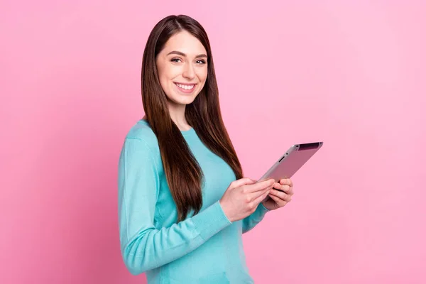 Foto de alegre joven mujer positiva cogida de la mano tableta trabajo mujer de negocios aislado en el fondo de color rosa — Foto de Stock
