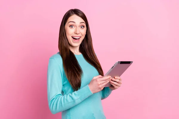 Zdjęcie z pozytywnym zaskoczeniem młoda kobieta trzymać za ręce tablet sieci szokuje izolowane na różowym tle koloru — Zdjęcie stockowe