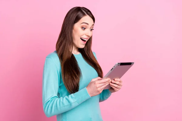 Foto von entzückenden beeindruckt junge Frau tragen blauen Pullover Eingabe moderner Gadget lächelnd isoliert rosa Hintergrund — Stockfoto