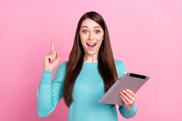 Foto di attraente intelligente giovane donna punto dito piano tenere tablet isolato su sfondo di colore rosa pastello — Foto Stock