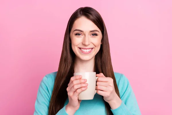 Retrato de menina alegre atraente bebendo bebida bom humor cafeína isolada sobre cor pastel rosa fundo — Fotografia de Stock