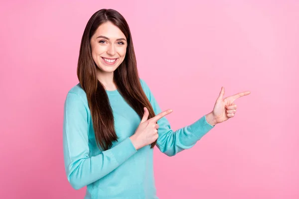 Portret van aantrekkelijke vrolijke meisje demonstreren kopieerruimte ad oplossing geïsoleerd over roze pastel kleur achtergrond — Stockfoto