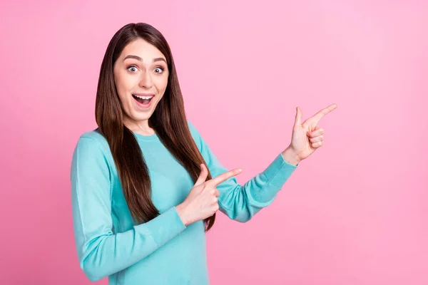 Foto van verbaasd geschokt positieve jonge vrouw wijzen vinger lege ruimte geïsoleerd op pastel roze kleur achtergrond — Stockfoto