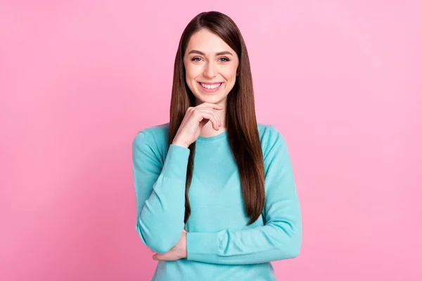 明るい若いかわいい正の女性の心ホールド手顎隔離上のパステルピンク色の背景 — ストック写真