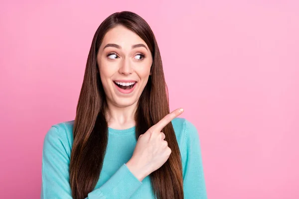 Foto av positiv förvånad ung kvinna peka finger tomt utrymme nyhet reaktion isolerad på rosa färg bakgrund — Stockfoto
