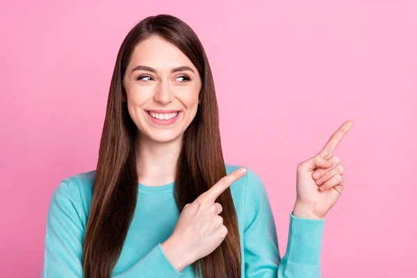 Foto de bastante linda mujer joven señalar el dedo vacío espacio buenas noticias de humor aislado en el fondo de color rosa — Foto de Stock
