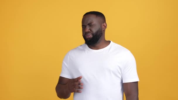 Guy sluiten vinger neus ondraaglijke geur geïsoleerde glans kleur achtergrond — Stockvideo
