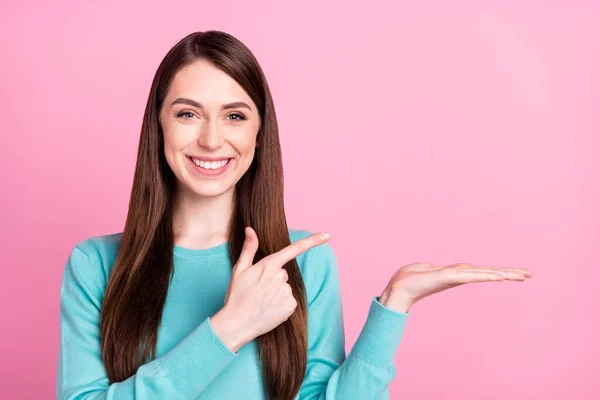 Ritratto di attraente ragazza allegra tenuta su palma dimostrando spazio copia offerta isolato su sfondo rosa pastello colore — Foto Stock