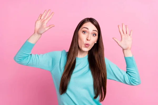 Foto de mujer joven alegre positiva asombrada levantar las manos buena venta de humor aislado en el fondo de color rosa — Foto de Stock