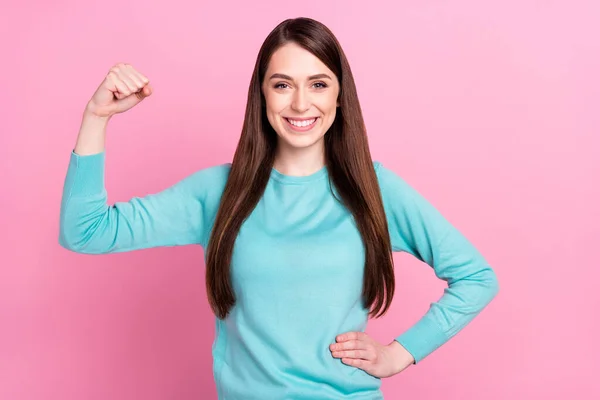 Foto-Porträt von Mädchen zeigt starke Muskeln Macht lächeln glücklich isoliert auf pastellrosa Hintergrund — Stockfoto