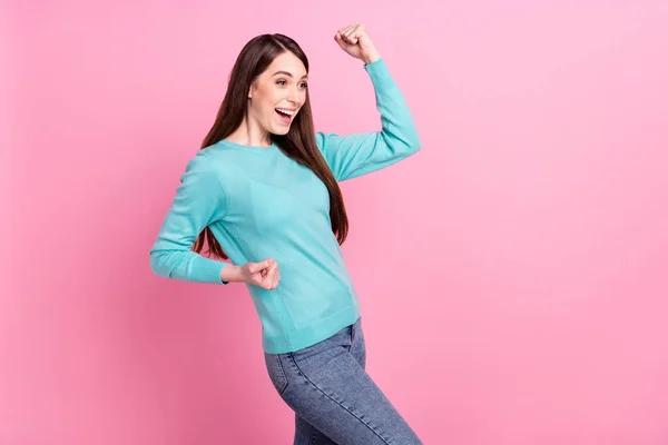 Retrato de chica alegre atractiva bailando regocijándose divirtiéndose aislado sobre fondo de color pastel rosa — Foto de Stock