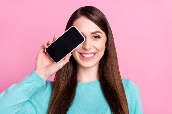 Foto de encantadora linda joven vestida de jersey azul sonriendo dispositivo moderno cerrar los ojos espacio vacío aislado color rosa fondo — Foto de Stock