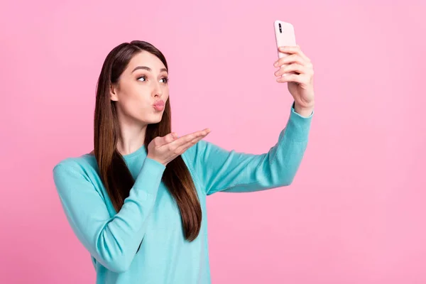 Retrato fotográfico de una chica tomando selfie enviando un beso de aire aislado sobre fondo de color rosa pastel —  Fotos de Stock