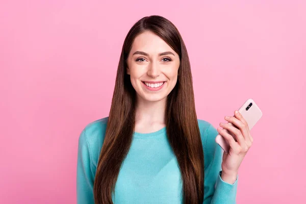 Retrato de chica alegre atractiva sosteniendo en la mano dispositivo gadget 5g web aislado sobre fondo de color pastel rosa — Foto de Stock