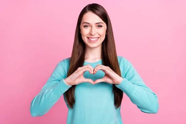 Foto de alegre positivo jovem mulher fazer dedos forma de coração isolado no fundo cor-de-rosa pastel — Fotografia de Stock