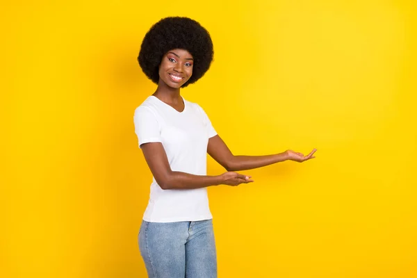 Fotografie veselý afro americká mladá žena vás zve ruce úsměv izolované na žlutém pozadí — Stock fotografie