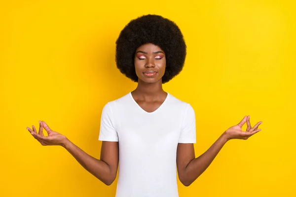 Fénykép nyugodt békés szép fiatal afro amerikai nő, hogy om jelek elszigetelt sárga színű háttér — Stock Fotó