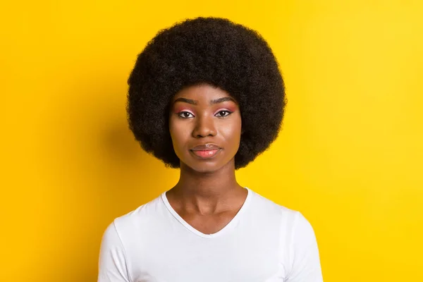 Photo of serious young dark skin kobieta spokój spokojna twarz objętość fryzury izolowane na żółtym tle kolor — Zdjęcie stockowe