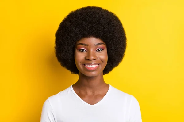 Foto av attraktiv ung mörk hud glad kvinna ler gott humör strålar isolerad på gul färg bakgrund — Stockfoto
