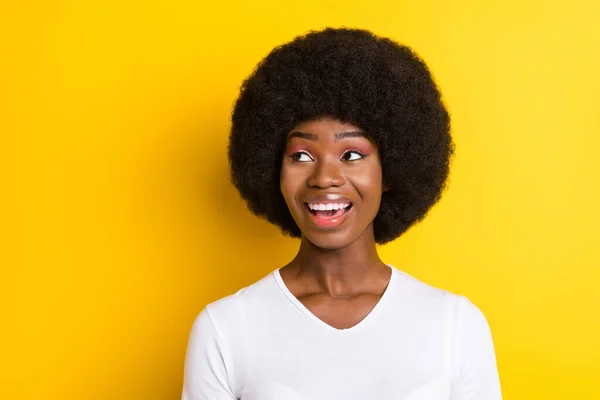 Fotografie užaslé afro americká mladá vysněná žena vypadat prázdný prostor dobrá nálada izolované na žlutém pozadí — Stock fotografie