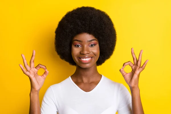 Foto av glad glad glad afro amerikansk ung kvinna göra okej tecken annons isolerad på gul färg bakgrund — Stockfoto