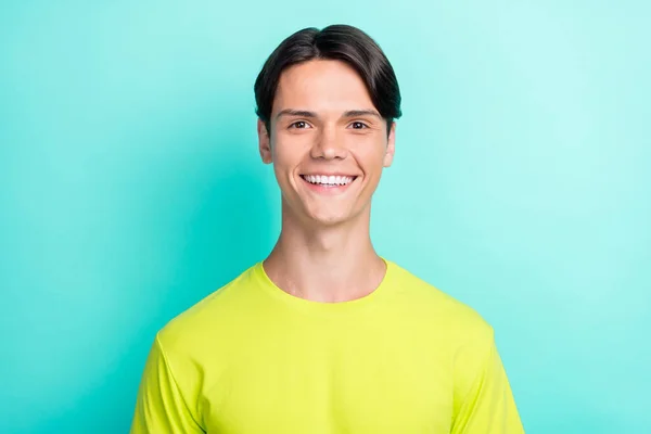 Zdjęcie funky młody brunet człowiek nosić żółty t-shirt izolowane na turkusowy kolor tła — Zdjęcie stockowe