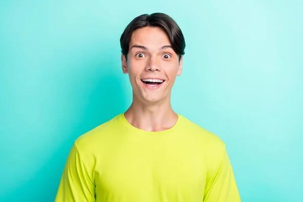 Photo de charmant homme millénaire voir vente porter t-shirt jaune isolé sur fond de couleur turquoise — Photo