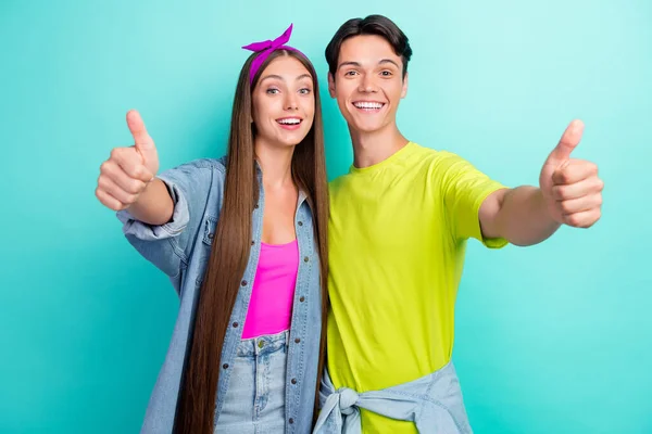 Foto do lindo casal millennial morena mostrar polegar para cima desgaste amarelo rosa t-shirts jeans isolado no fundo cor teal — Fotografia de Stock