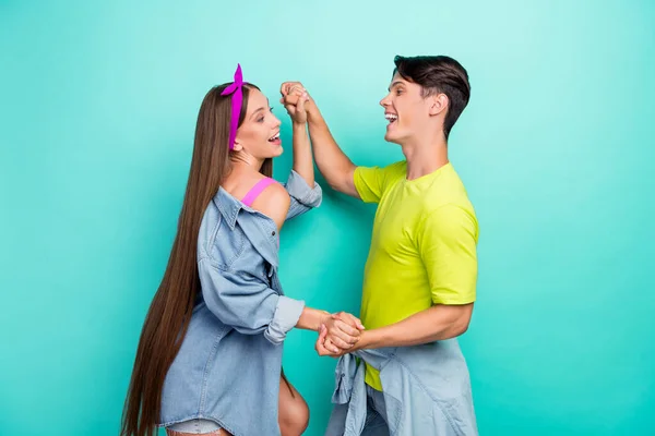 Foto de perfil de impressionado morena millennial casal dança desgaste amarelo rosa camisetas isoladas no fundo cor teal — Fotografia de Stock