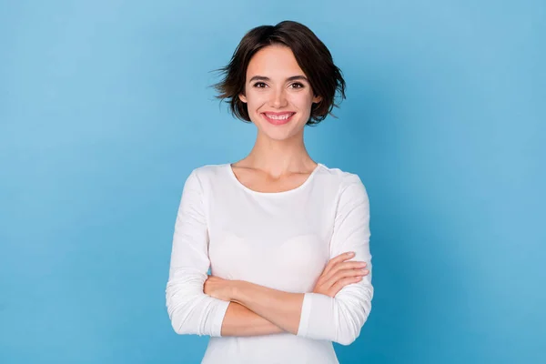 Foto schattige positieve zakenvrouw met gevouwen handen dragen witte kleur kleding geïsoleerd op blauwe kleur achtergrond — Stockfoto