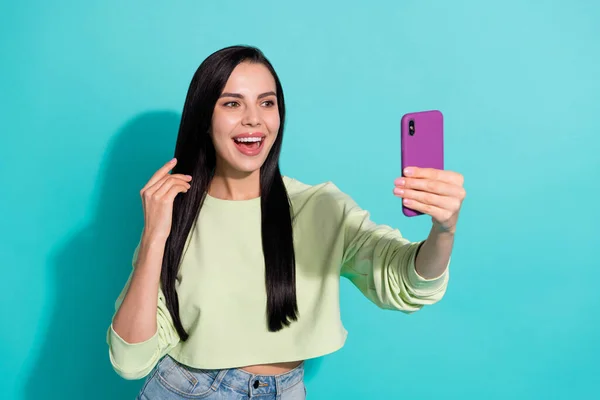 Foto de dama joven hacer selfie retrato disparo gadget uso aplicación web aislado sobre fondo de color cian — Foto de Stock
