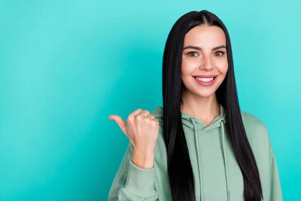 Foto di cute giovane taglio di capelli nero signora spettacolo promo usura verde sportscloth isolato su sfondo di colore turchese — Foto Stock