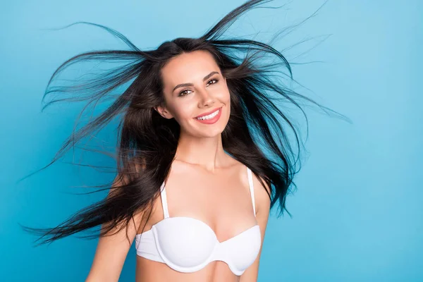 Foto di ottimistica acconciatura marrone bella signora aria colpo usura reggiseno bianco isolato su sfondo di colore blu — Foto Stock