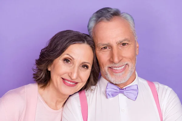 Φωτογραφία από δύο χαρούμενα ειρηνικά άτομα toothy ακτινοβολούν χαμόγελο ματιά κάμερα απομονωμένη σε βιολετί φόντο χρώμα — Φωτογραφία Αρχείου