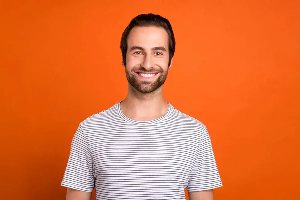 Foto van jonge vrolijke man tand glimlach bezoek kliniek mondverzorging cariës geïsoleerd over oranje kleur achtergrond — Stockfoto