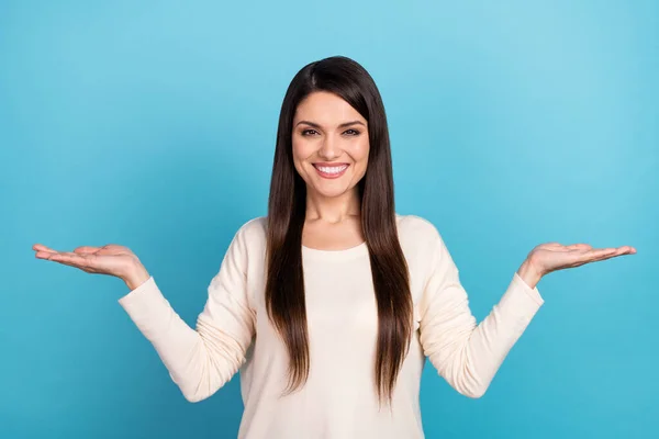 Foto de chica joven cogida de la mano pros contras medida solución demostrar anuncios aislados sobre fondo de color azul —  Fotos de Stock