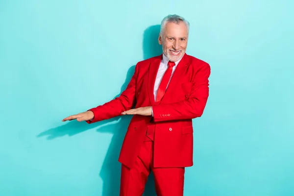 Pozitif emekli adamın fotoğrafı kırmızı üç parça takım elbise giyip gülümseyen, yalnız dans eden, turkuaz renkli arka plan. — Stok fotoğraf