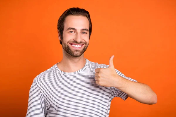 Foto de hombre joven mostrar dedo pulgar-up aprobación sí calidad anuncios aislados sobre fondo de color naranja —  Fotos de Stock