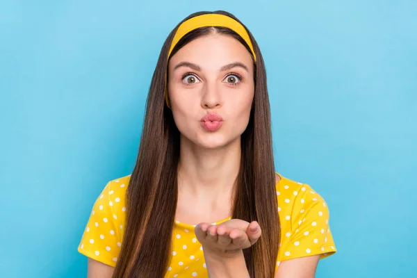 Foto de mujer joven dulce brillante usar traje punteado enviando beso brazo aislado color azul fondo —  Fotos de Stock