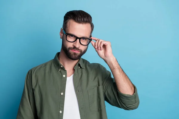 Retrato de jovem atraente empresário desgaste óculos profissional trabalhou gerente isolado no fundo de cor azul — Fotografia de Stock