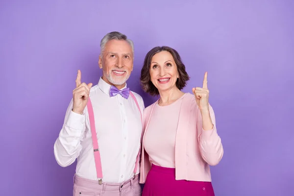 Портрет двух положительных людей выглядят прямыми пальцами вверх пустое пространство изолированы на фиолетовом фоне цвета — стоковое фото
