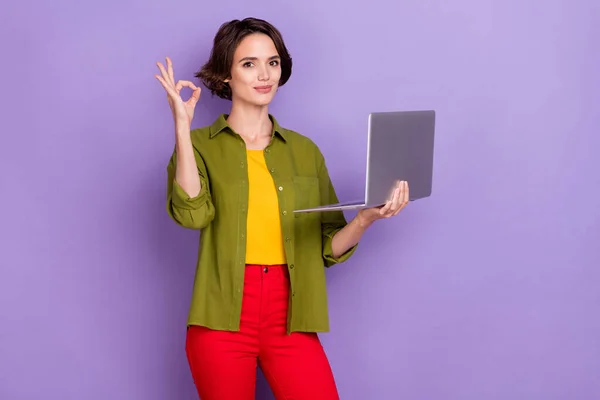 Foto de jovem senhora usar laptop mostrar dedos símbolo okey aprovar bom trabalho isolado sobre fundo cor violeta — Fotografia de Stock