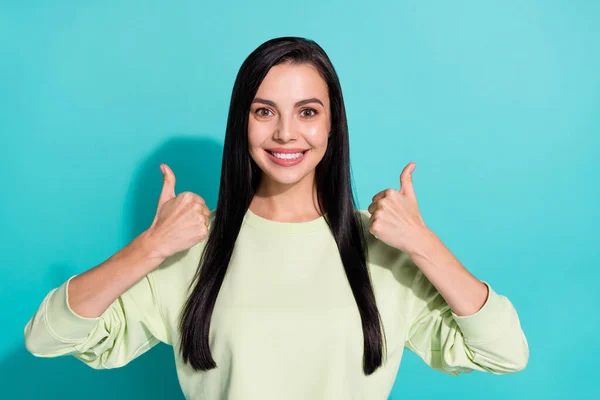 Photo de promoteur dame positive faire signe pouce-up suggérer des réductions publicitaires isolées sur fond de couleur cyan — Photo