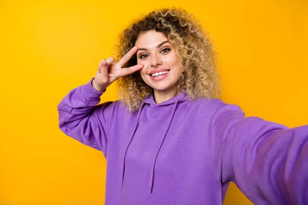 Foto de jovem linda mulher mostrar dedos paz v-símbolo shhot selfie isolado sobre cor amarela fundo — Fotografia de Stock