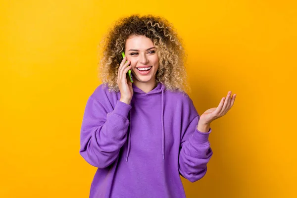 Foto von jungen fröhlichen Mädchen sprechen Smartphone lachen aussehen leeren Raum isoliert über gelben Farbhintergrund — Stockfoto