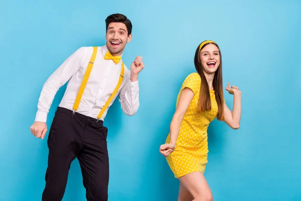 Foto van twee grappige opgewonden mensen genieten van discotheek jaren 60 thema geïsoleerd op blauwe kleur achtergrond — Stockfoto