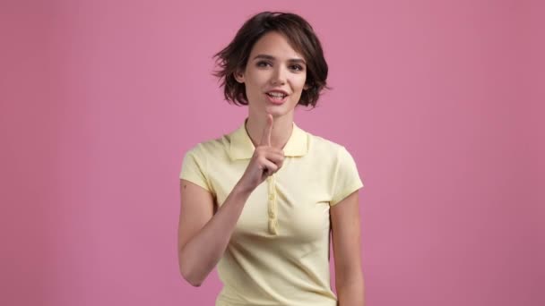 Leuke dame vragen niet vertellen vertrouwelijke nieuws geïsoleerde pastel kleur achtergrond — Stockvideo