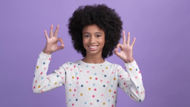 Lindo niño niña hacer ok símbolo ads promo aislado brillante color fondo — Vídeos de Stock